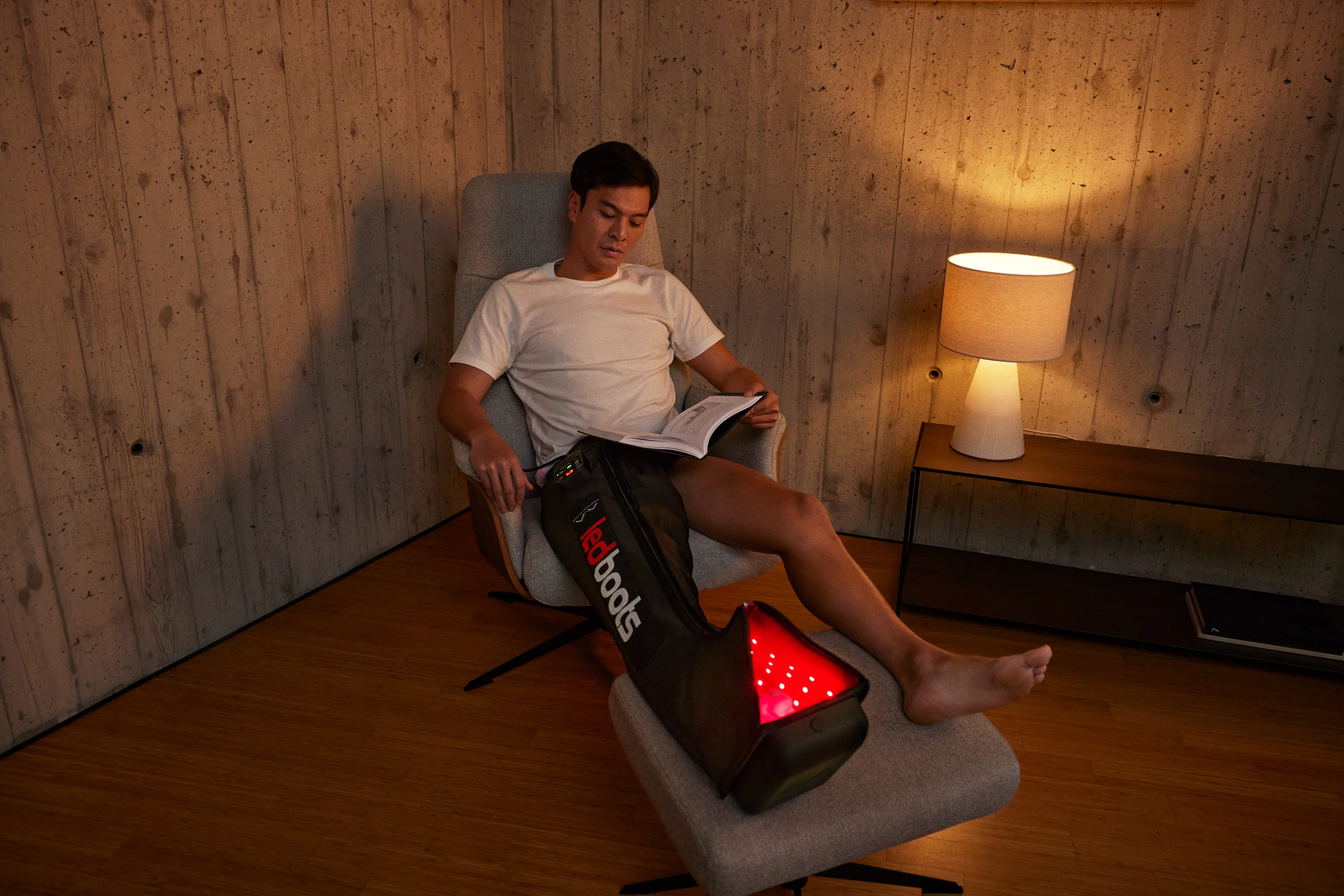 Компрессионные ботинки с фотобиомодуляцией для восстановления ног LED BOOTS BY CR7