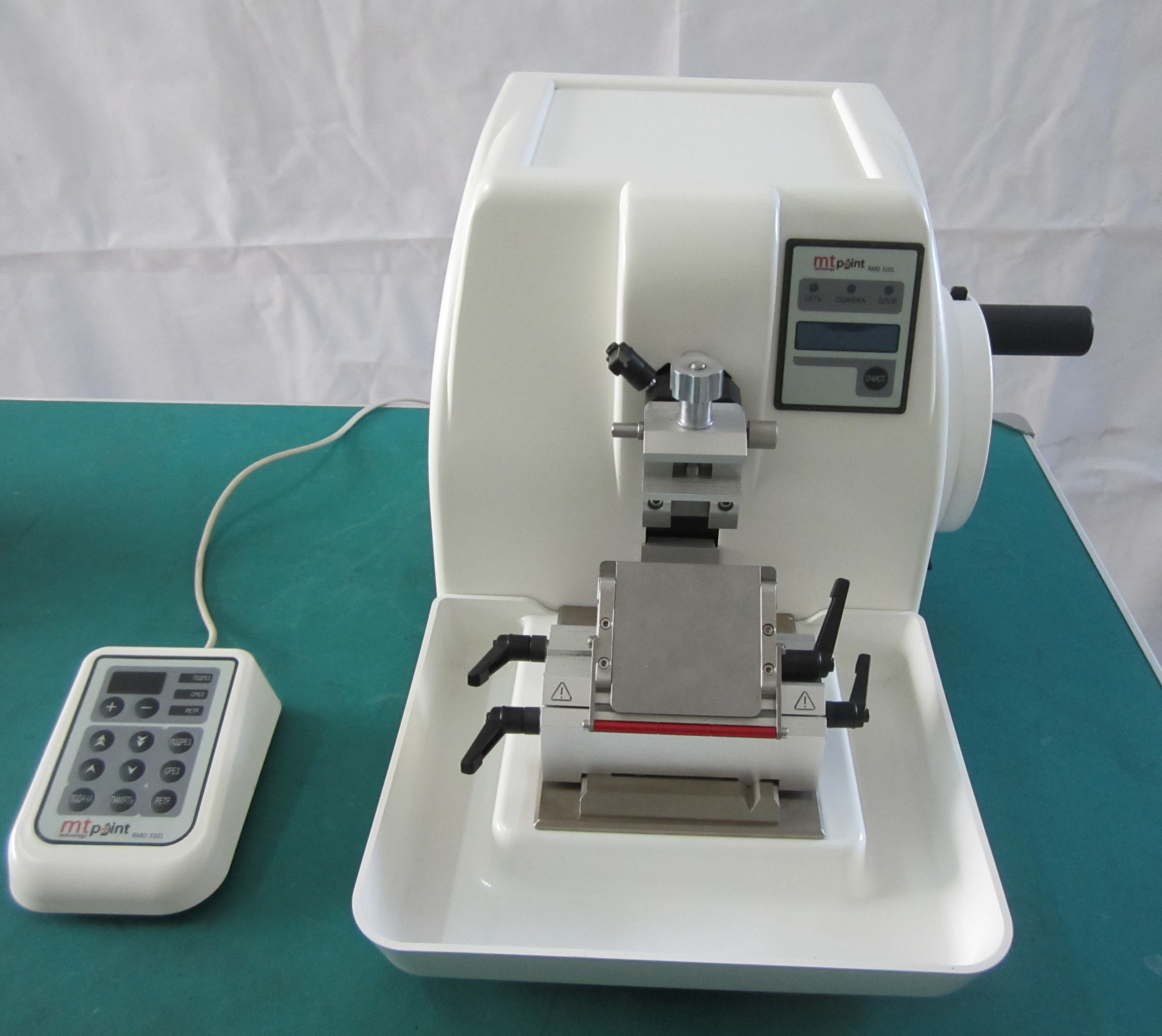 Ротационный микротом RMD-3100 с выносным пультом управления  Ротационный микротом RMD-3100 с выносным пультом управления