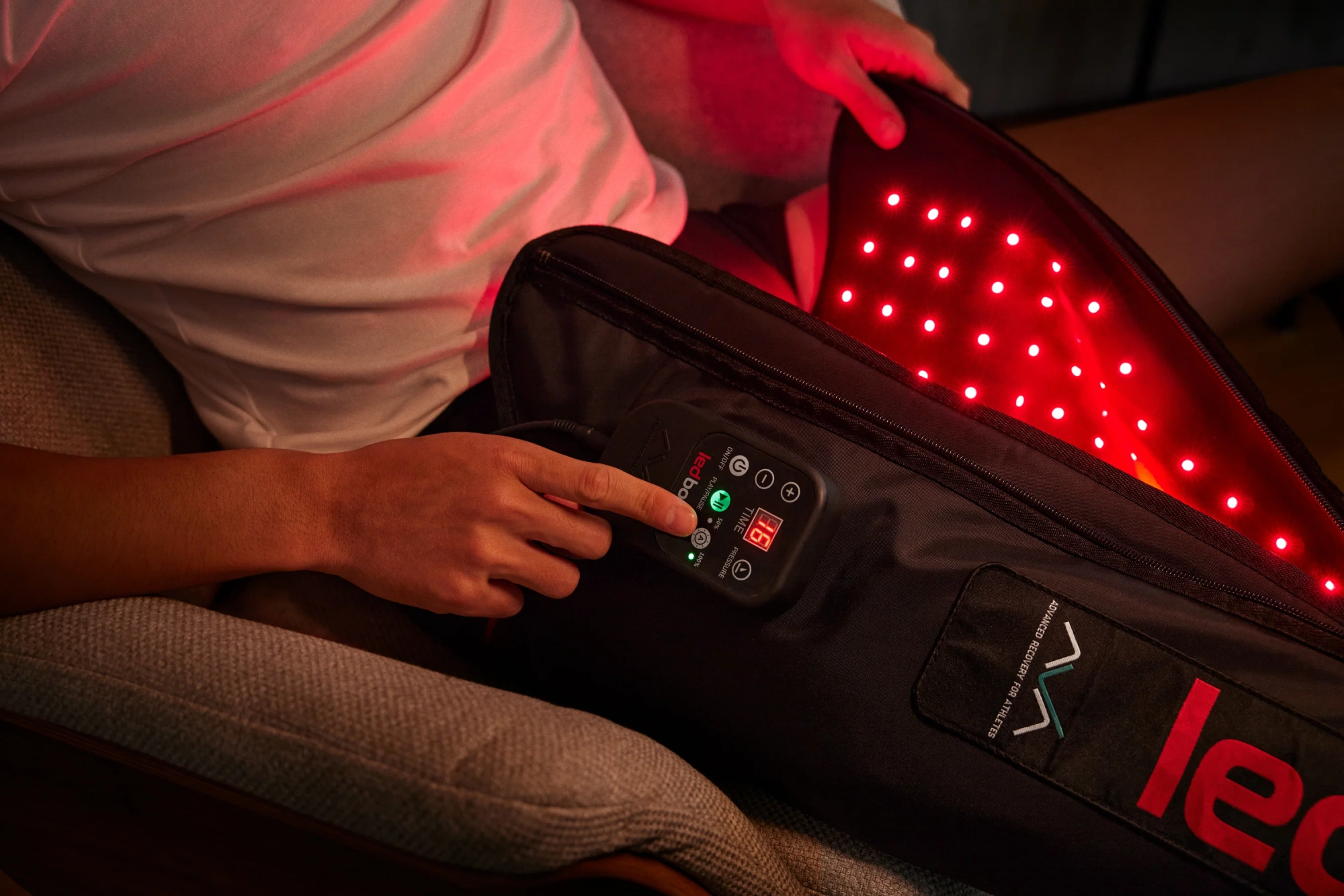 Компрессионные ботинки с фотобиомодуляцией для восстановления ног LED BOOTS BY CR7